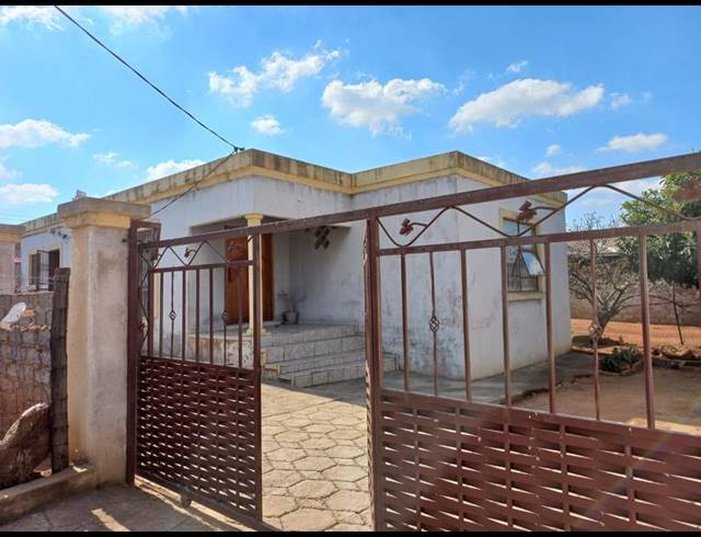 3 BEDROOM HOUSE FOR SALE IN LOTUS GARDENS